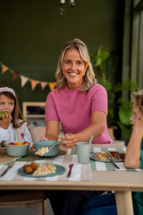 Characteristic women ELine