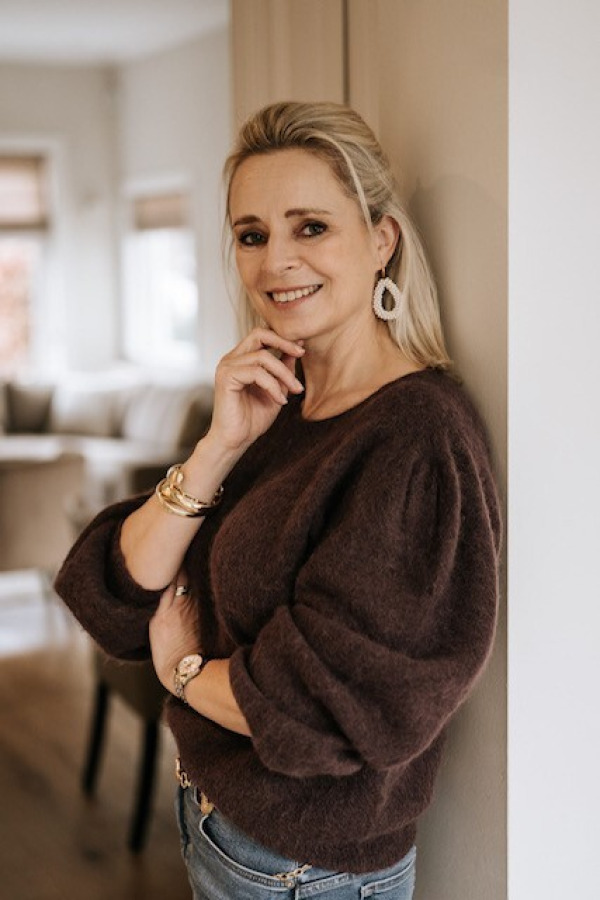 Women Cécile